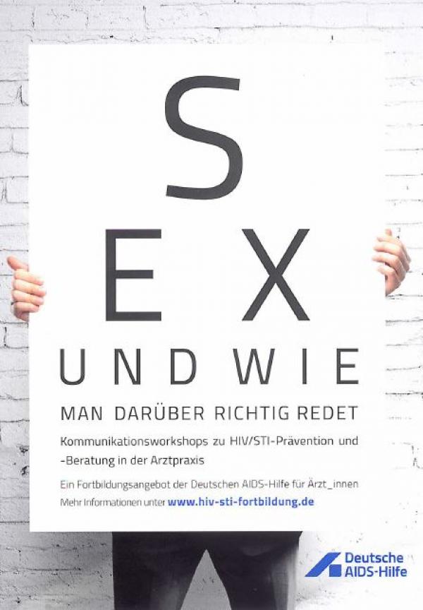 Person welche eine Tafel mit der Titelaufschrift "Sex und wie man darüber richtig redet" hochält