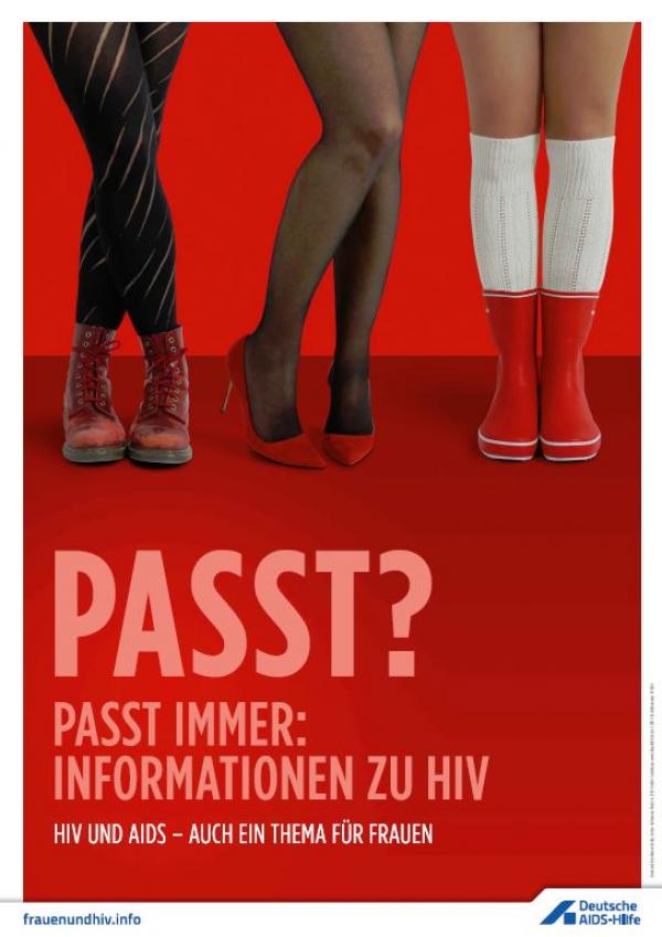 Drei verschiedene Frauenbeinpaare mit unterschiedlichen Schuhen. Text: "Passt? Passt immer: Informationen zu HIV"