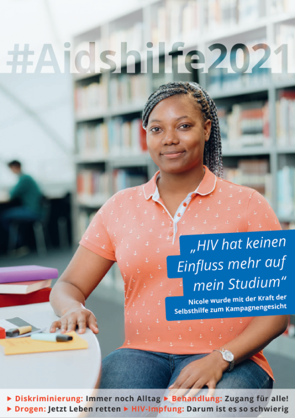 Foto vom Kampagnengesicht Nicole (Studentin), sitzend am Tisch in einer Bücherei. Titel "#Aidshilfe 2021" Jahrbuch
