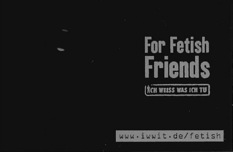 Schwarze Vistitenkarte mit Aufdruck "For Fetish Friends" mit geprägter Faust