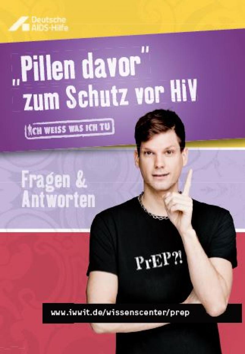 Junger Mann in schwarzem T-Shirt mit der Aufschrift PrEP. Titel der Broschüre "PiIlen davor zum Schutz vor HIV - Fragen und Antworten"
