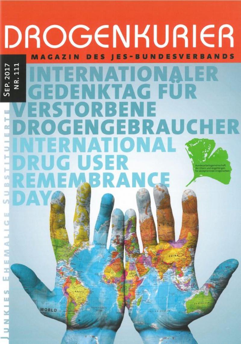 Titelblatt Drogenkurier Nr. 111, zwei Hände mit Weltkarte. Untertitel "Internationaler Gedenktag für verstorbene Drogengebraucher"