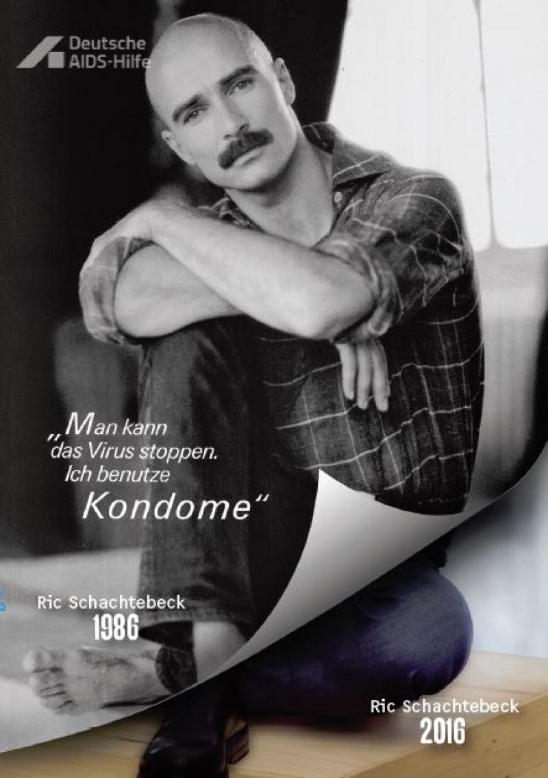 Foto von Ric Schachtebeck aus dem Jahr 1986. Aufschrift "Man kann das Virus stoppen. Ich benutze Kondome."