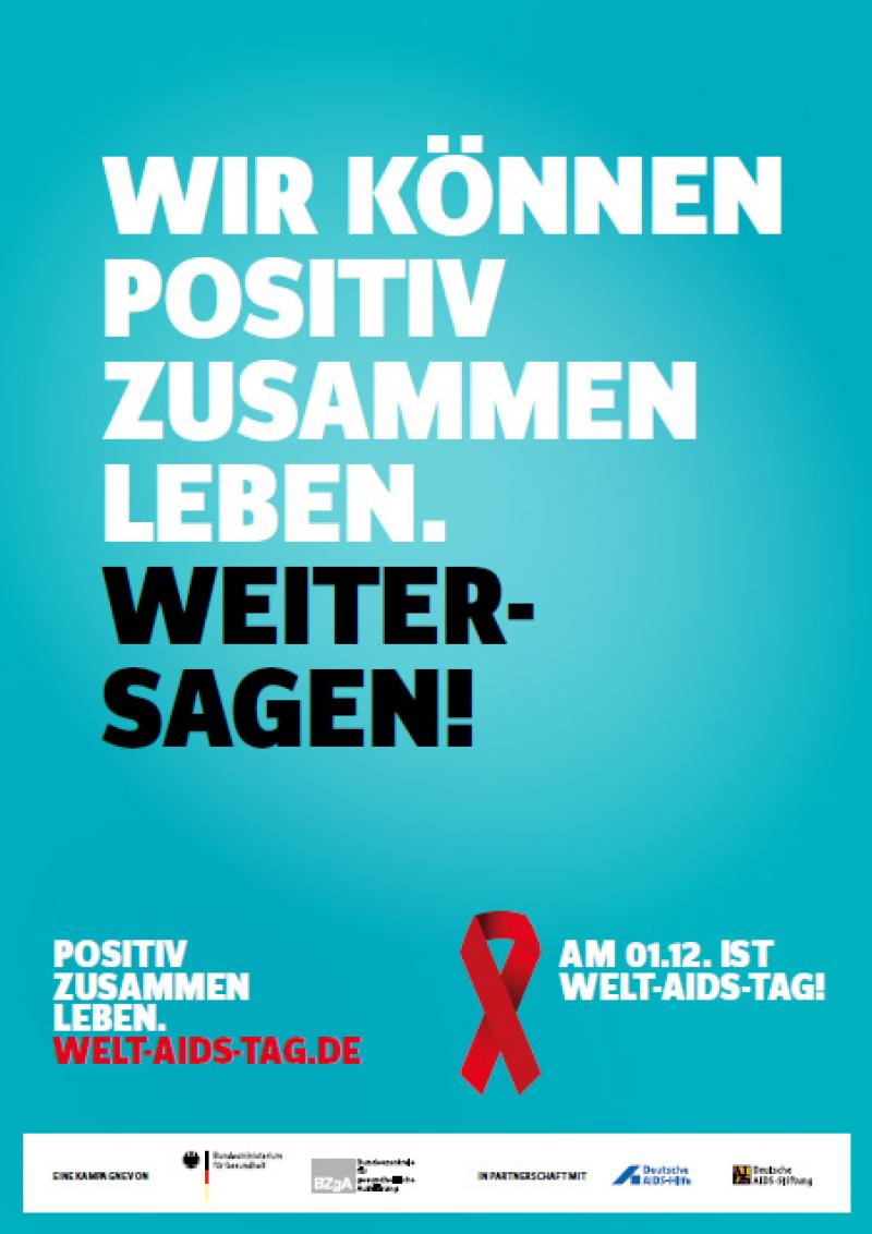Weiße und schwarze Schrift auf grünem Hintergrund "Wir können positiv zusammen leben. Weitersagen!". Darunter der Link zur website welt-aids-tag.de