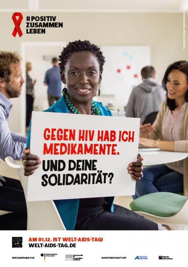 Afro-Amerikanische Frau mit SChid in der Hand. Aufschrift: "Gegen HIV hab ich Medikamente. Und Deine Solidarität?"