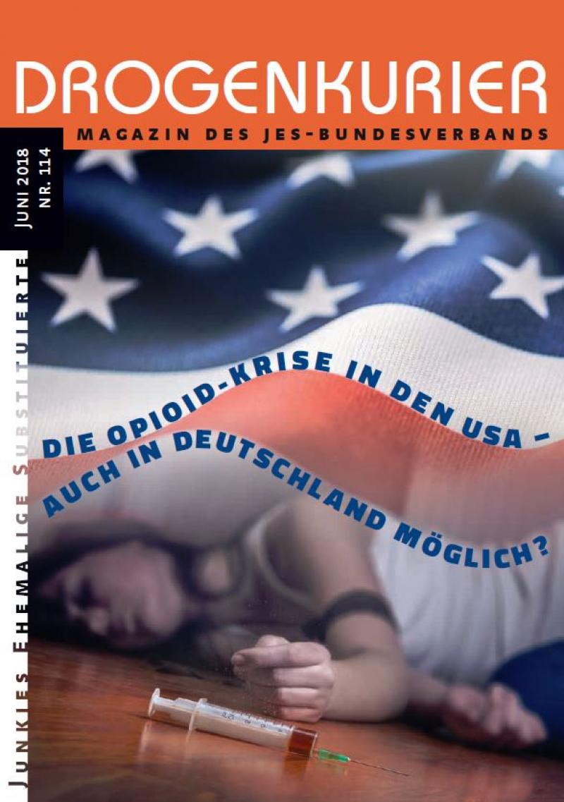 Drogenkurier Nr. 114. Zu sehen ist eine Frau unter der amerikanischen Nationalflagge, die am Boden liegt. Im Vordergrund liegt eine Spritze mit einem Opioid. Titel "Die Opioid-Krise in den USA - auch in Deutschland möglich?"