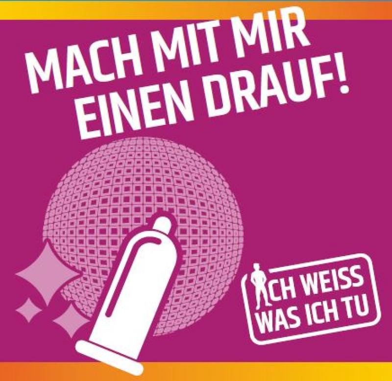 Piktogram Kondom vor Diskokugel auf lila Hintergrund. Titel "Mach mit mir einen drauf!"