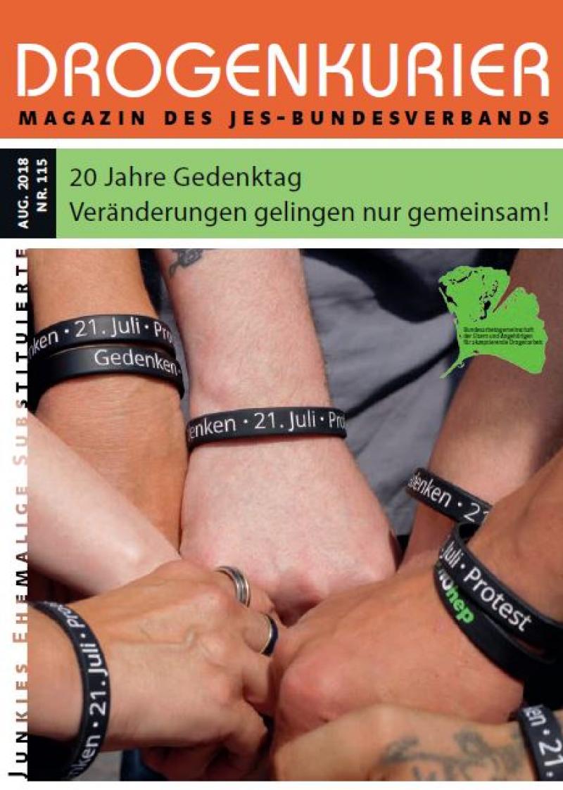 VerschiedeneHände zur Faust geballt mit Motivationsarmband "Gedenken - 21. Juli - Protest". Titel: Drogenkurier Nr. 115