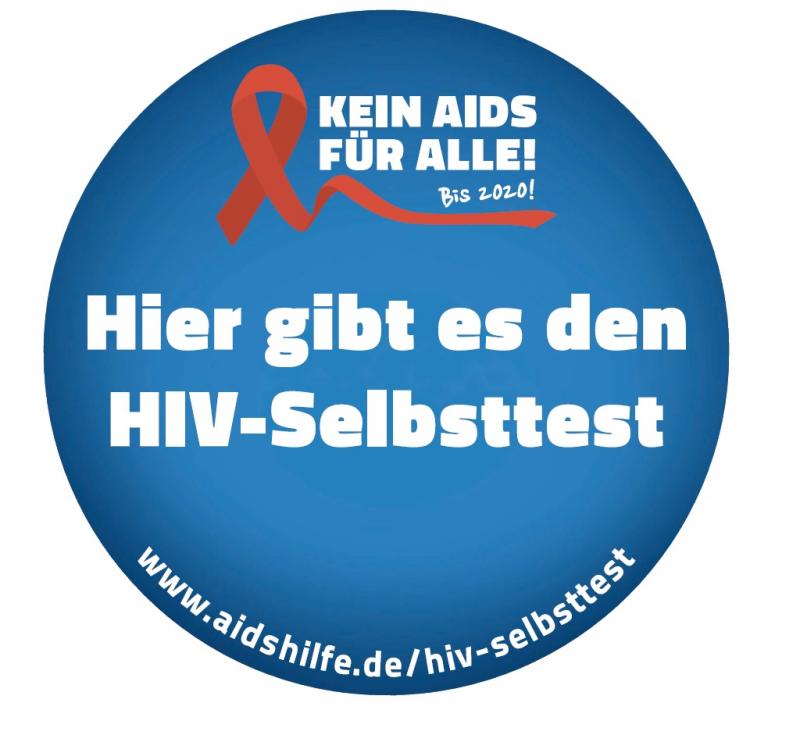 Blauer Hintergrund, rote Aids-Schleife. Aufschrift in weiß. "Hier gibt es den HIV-Selbsttest" und Internetlink "www.aidshilfe.de/hiv-selbsttest"