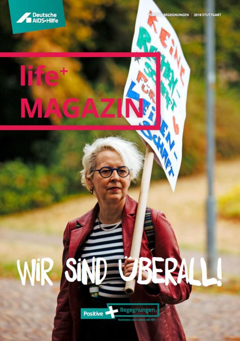 Frau mit Demonstartionsschild auf der Straße. Titel "Life+ Magazin 2018"