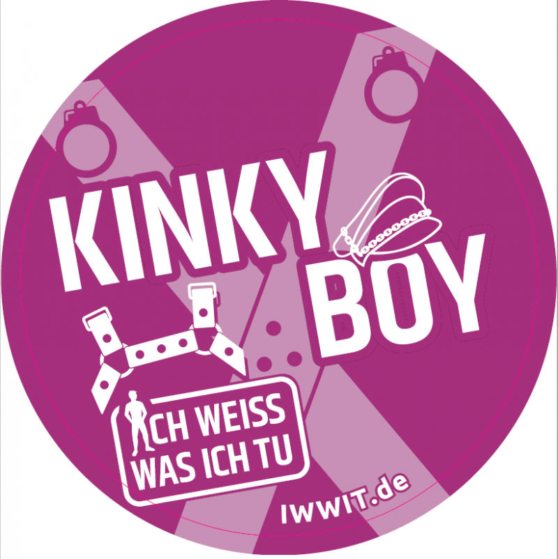 Lila Hintergrund. Zeichnungen eines Ledergeschirrs und Ledermütze. Titel "Kinky Boy" aus der Kampagne "Ich weiss was ich tu"