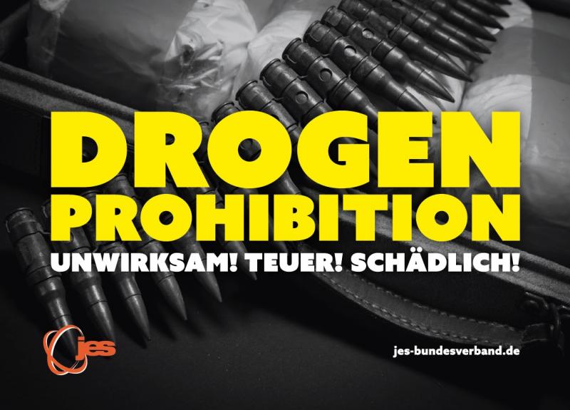 Ptraonengurt im Hintergrund. Titel "Drogenprohibition - Unwirksam! Teuer! Schädlich!"