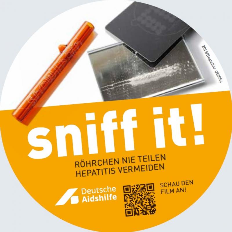 Konsumutensilien zum sniffen. Titel "Sniff it! Röhrchen teilen. Hepatitis vermeiden". QR Code zum Video auf youtube.