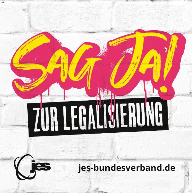 Graffiti mit dem Text "Sag Ja! Zur Legalisierung" auf weißer Wand.