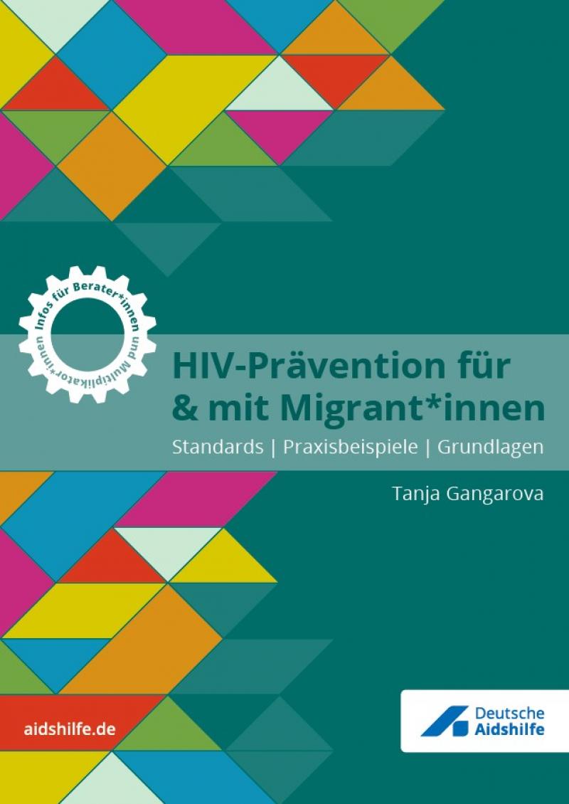 Deckblatt des Handbuchs "HIV-Prävention für & mit Migrant*innen". Hintergrund grün mit Dreiecken und Parallelogrammen in verschiedenen Farben. 