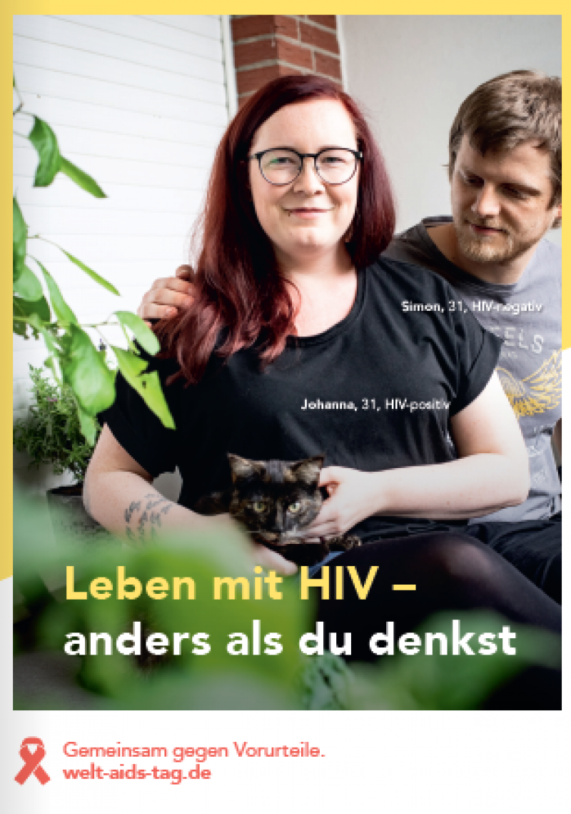 Foto der Welt-Aids-Tag-Rollenmodelle Johanna und Simon. Titel "Leben mit HIV - anders als du denkst"