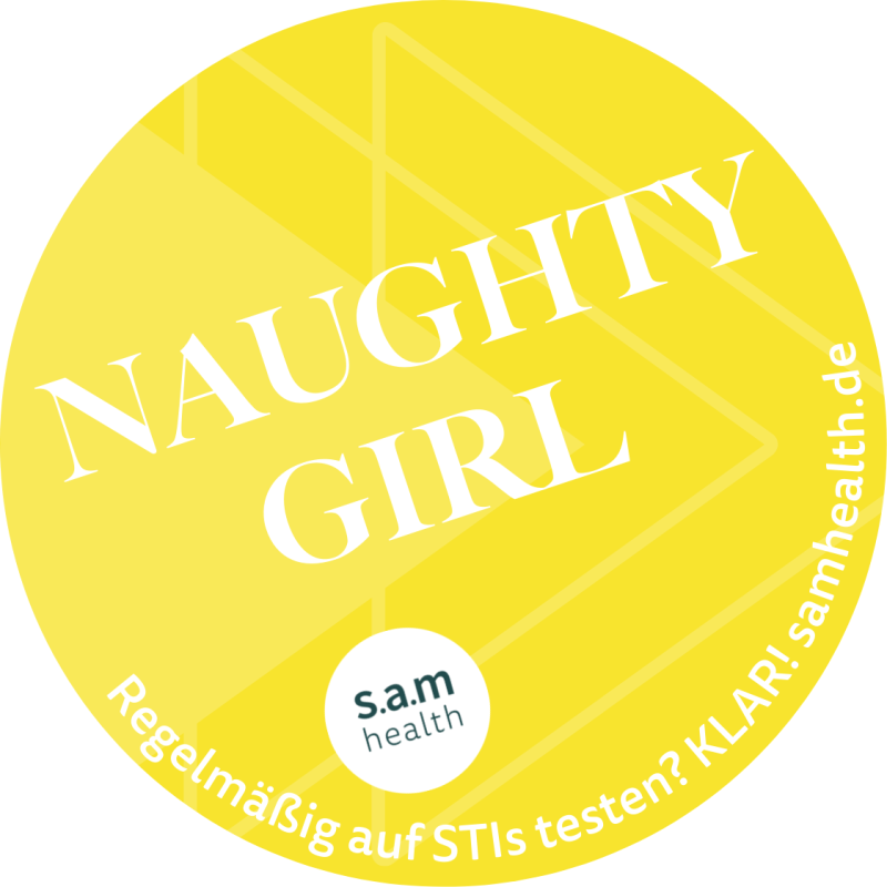 Gelber Hintergrund. Aufdruck "NAUGHTY GIRL". Zweiter Satz "Regelmäßig auf STIs testen? KLAR! samhealth.de"
