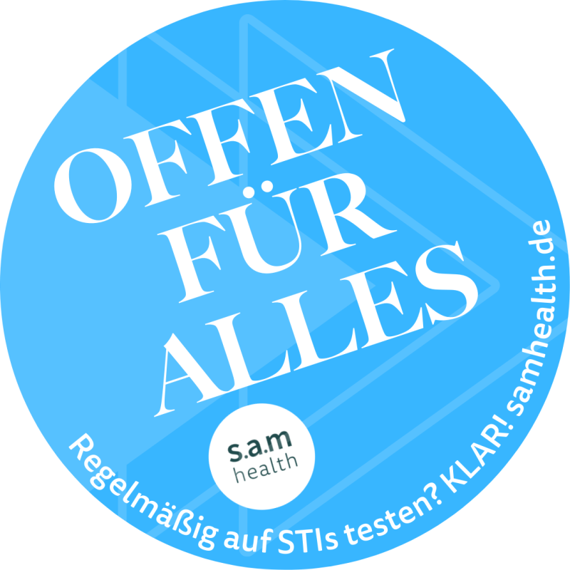Blauer Hintergrund. Aufdruck "Offen für alles". Zweiter Satz "Regelmäßig auf STIs testen? KLAR! samhealth.de"