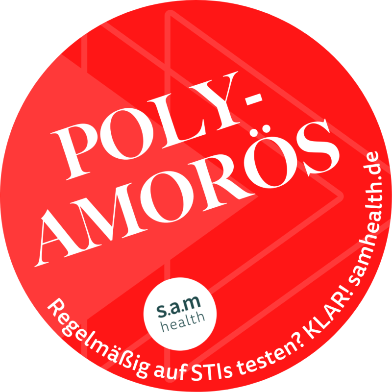 roter Hintergrund. Aufdruck "POLY AMORÖS". Zweiter Satz "Regelmäßig auf STIs testen? KLAR! samhealth.de"