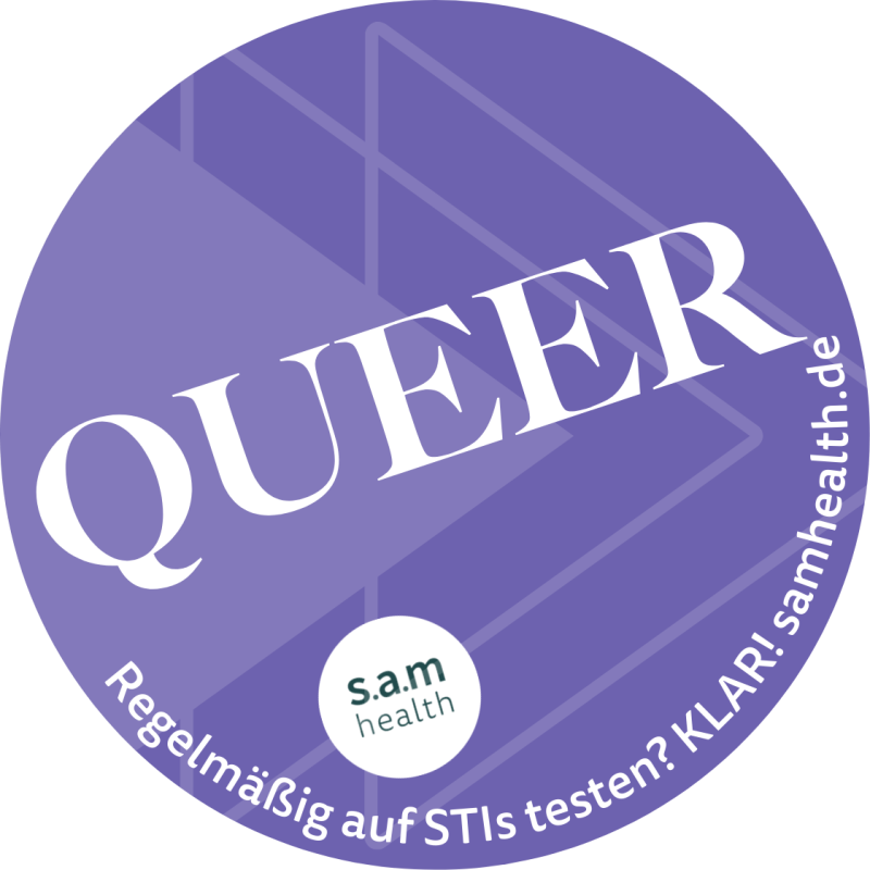 Lila Hintergrund. Aufdruck "QUEER". Zweiter Satz "Regelmäßig auf STIs testen? KLAR! samhealth.de"