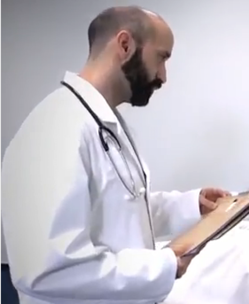 Ein Arzt steht vor einem Krankenbett im Krankenhaus
