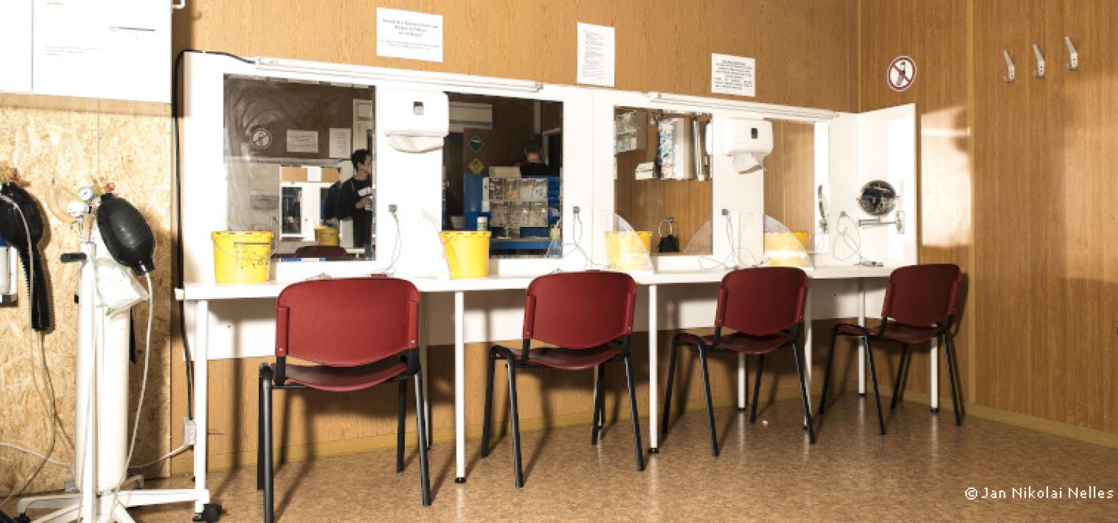 Drogenkonsumraum: Stühle stehen vor einer Wand mit Spiegeln und Tischen