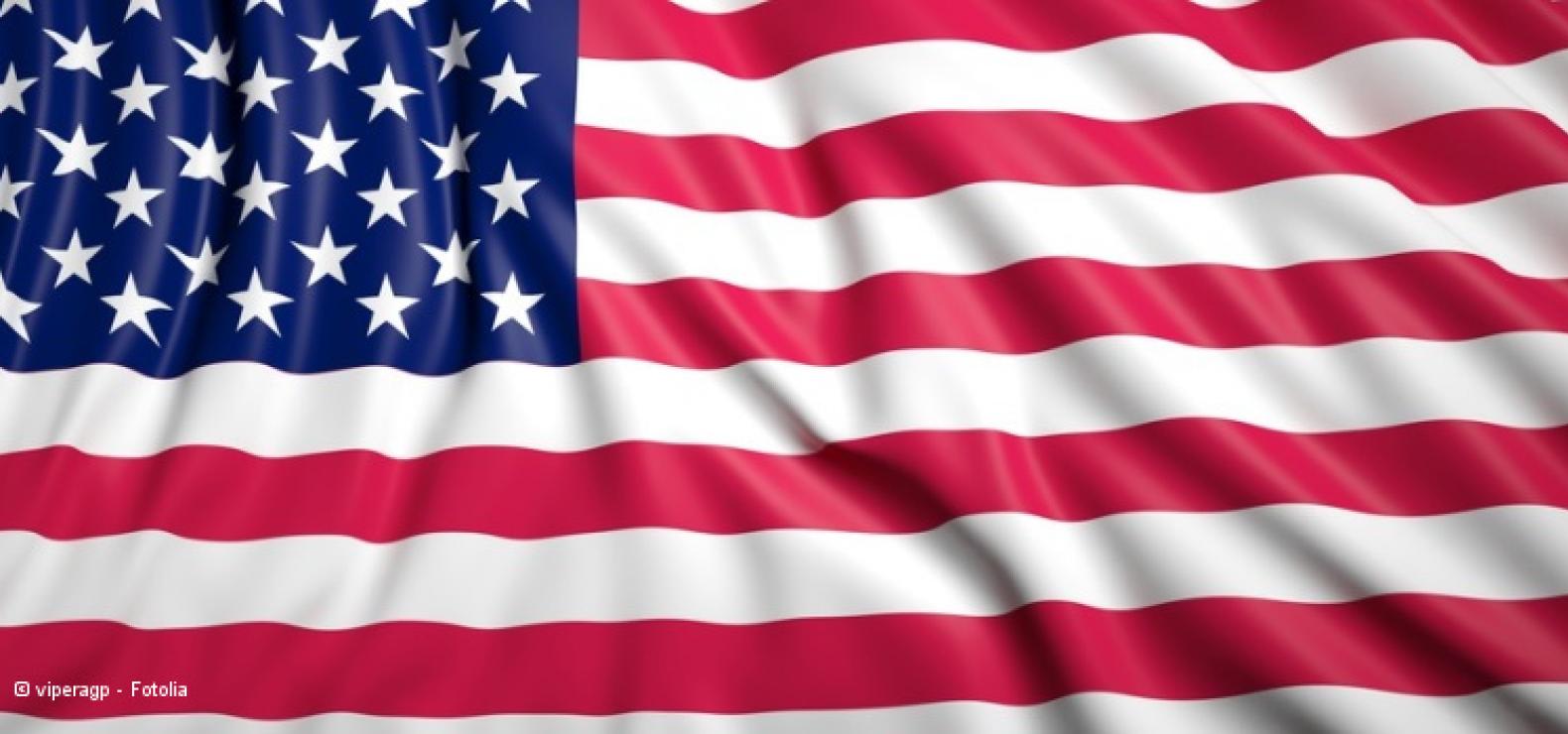 Flagge der USA mit Faltenwurf: rote und weiße Streifen und dazu links oben ein blaues Rechteck mit weißen Sternen