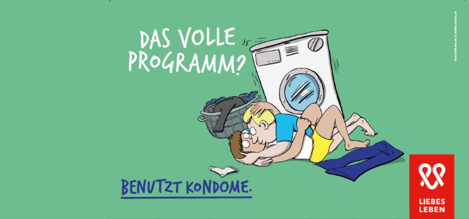 Zwei Männer liegen in enger Umarmung vor einer Waschmaschine. Darüber steht der Spruch: Das volle Programm? Benutzt Kondome!