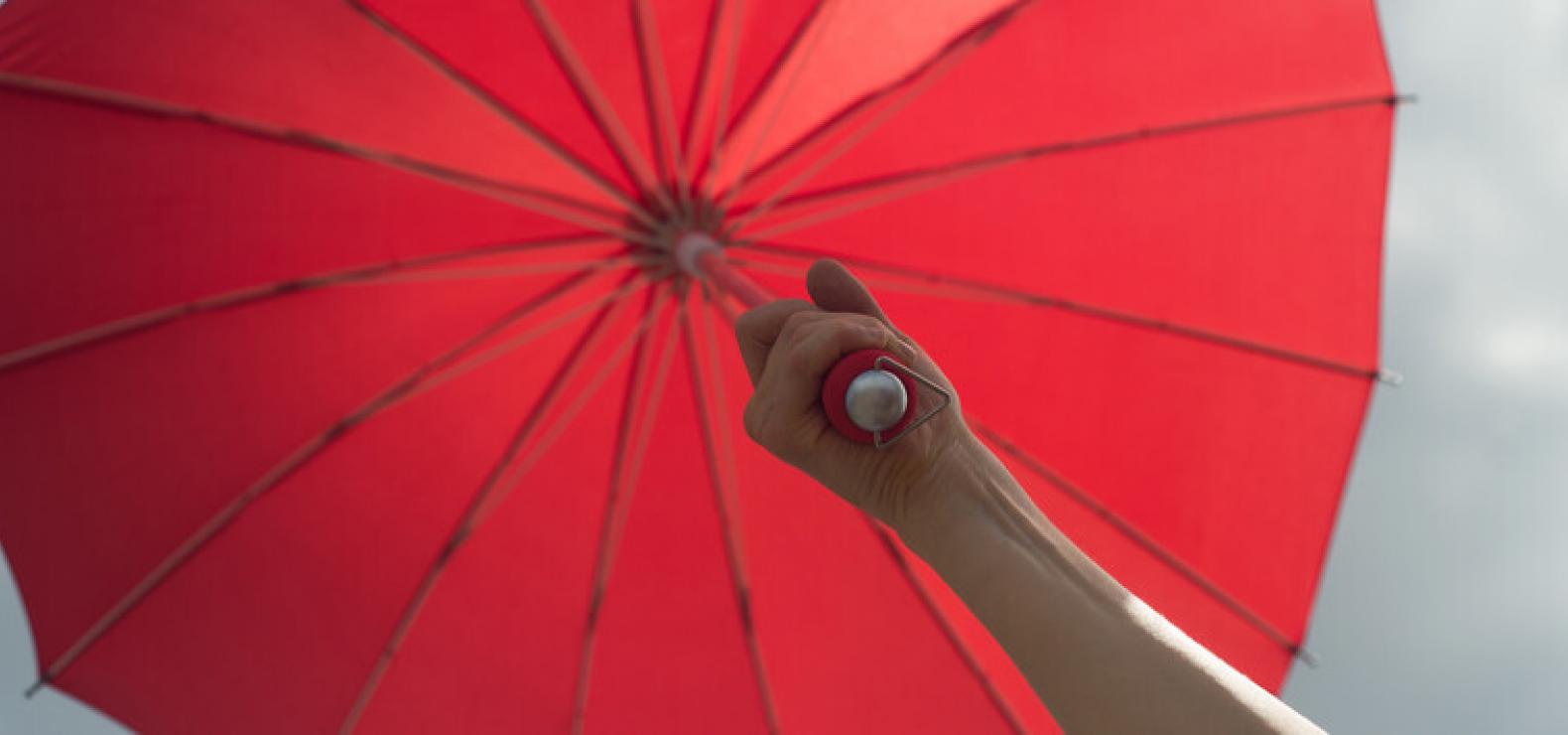 roter Regenschirm