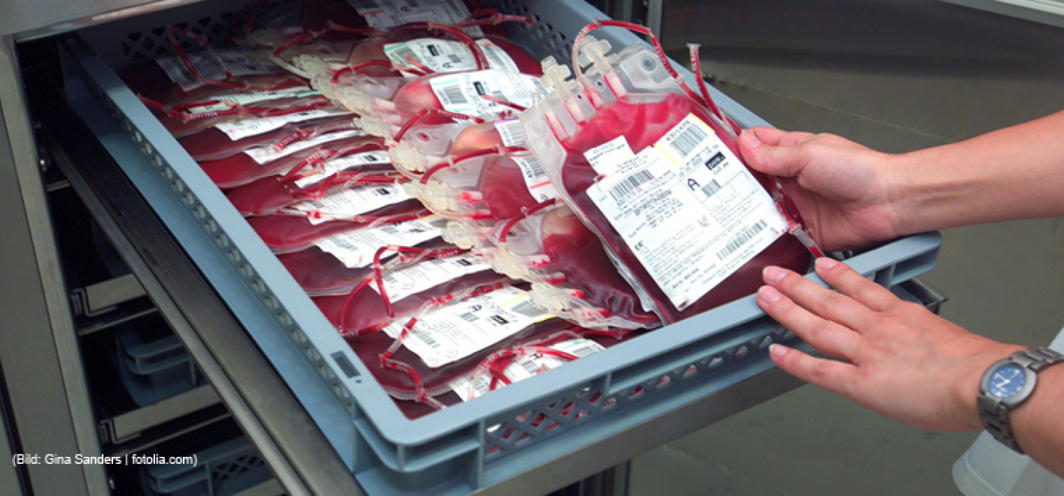 In einer Kühleinrichtung liegen zahlreiche Blutkonserven