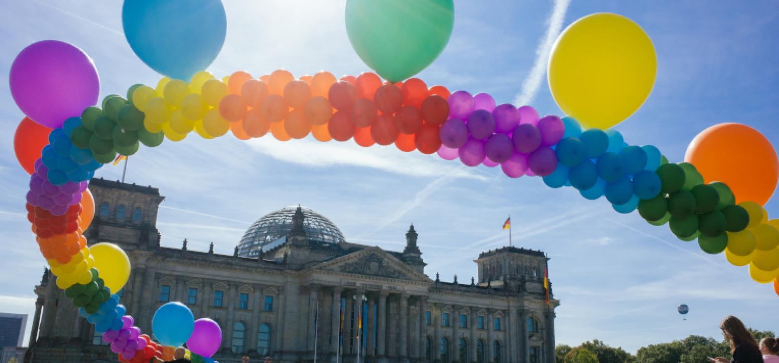 Über dem Reichstag weht eine Kette aus Luftballons in Regenbogenfarben