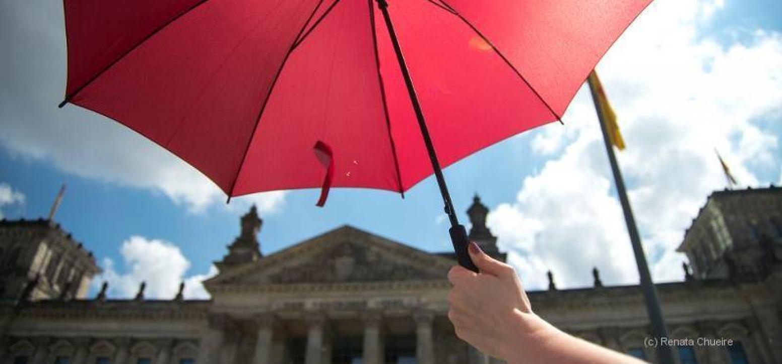 Roter Schirm über Reichstag