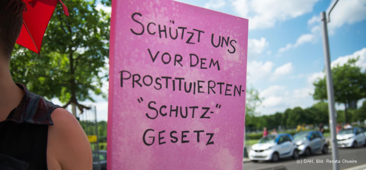 Demoschild mit Aufschrift "Schütz uns vor dem Prostituiertenschutzgesetz"