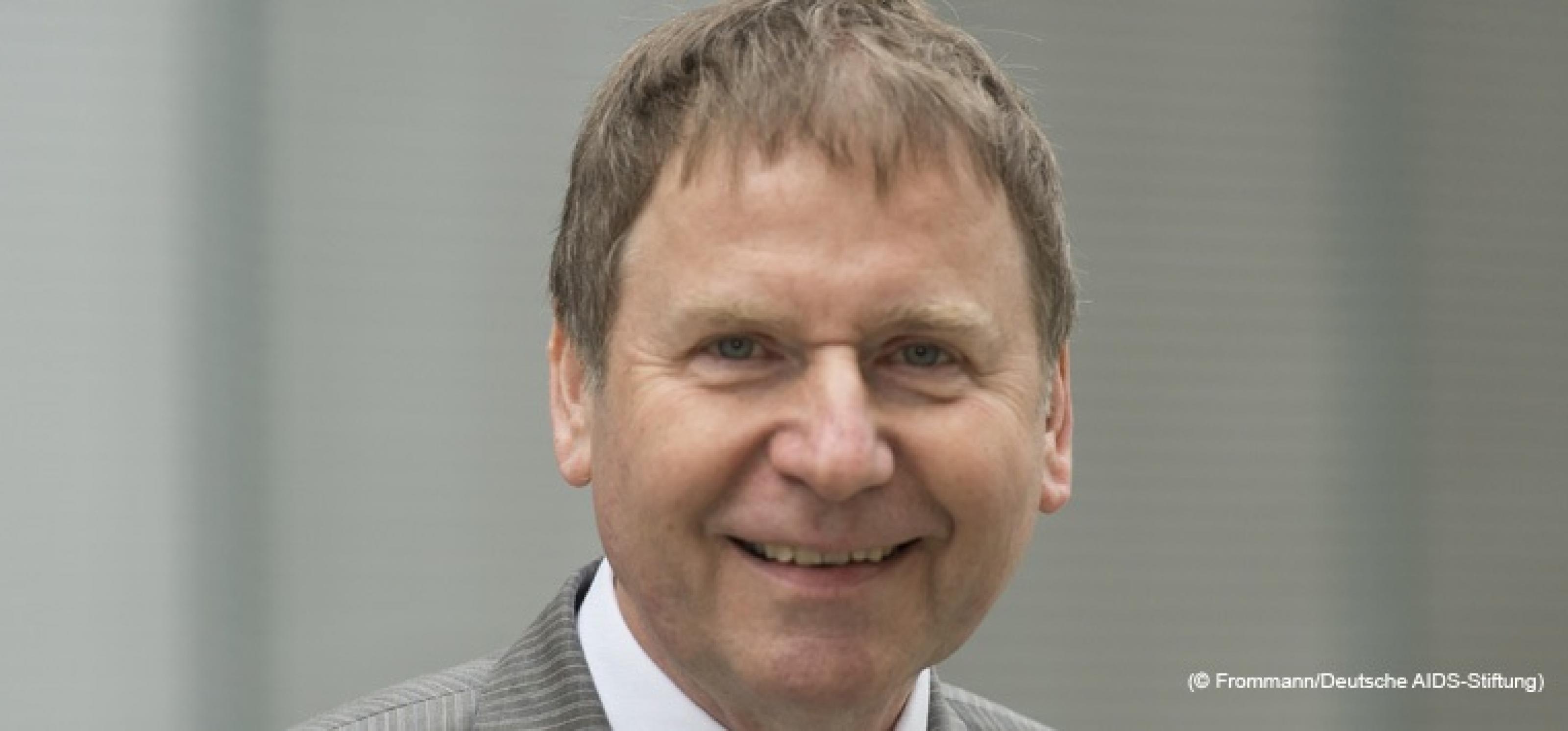 Porträt von Dr. Ulrich Heide; älterer Mann mit mittelblonden Haaren lächelt in die Kamera