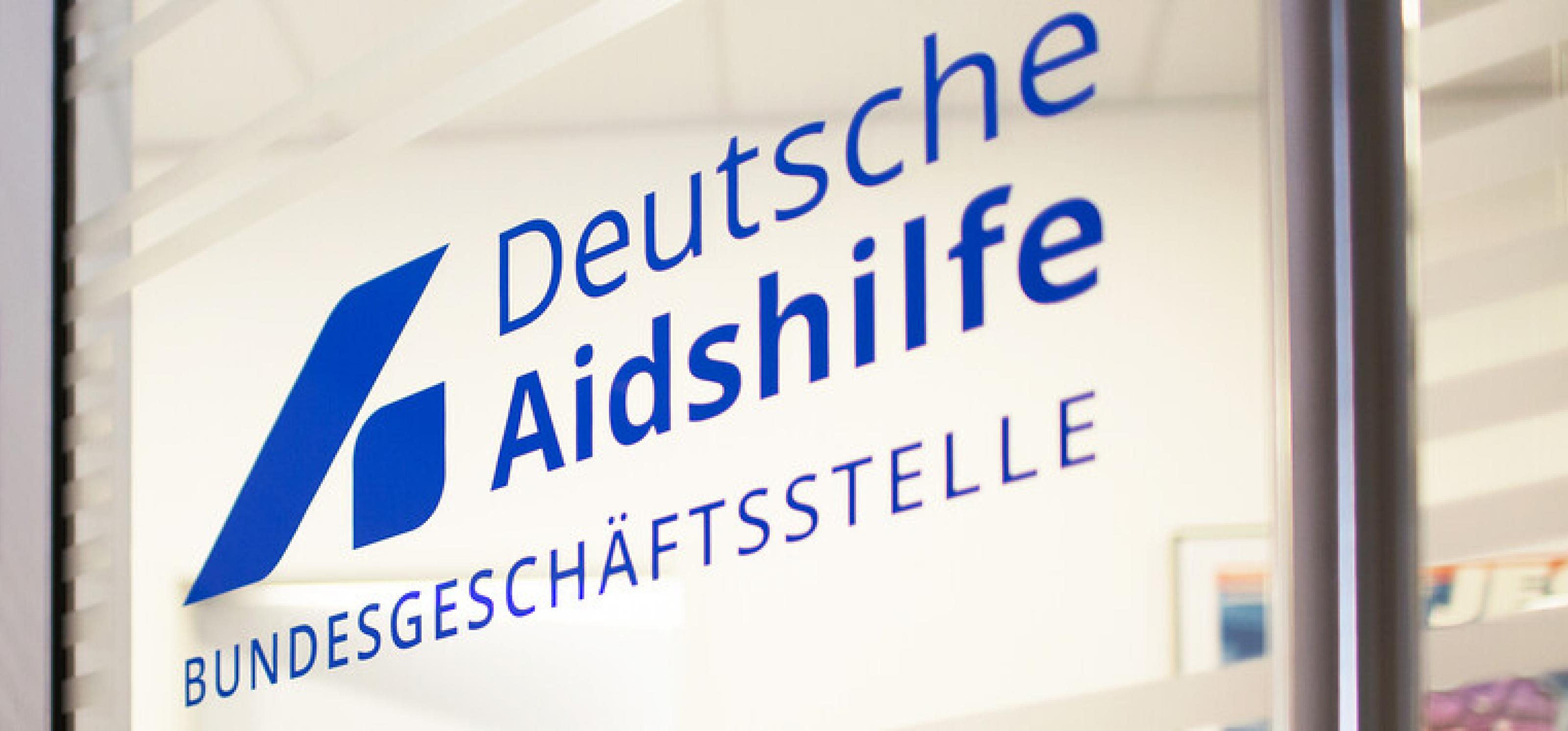 Eingangstür zur Bundesgeschäftsstelle der Deutschen Aidshilfe