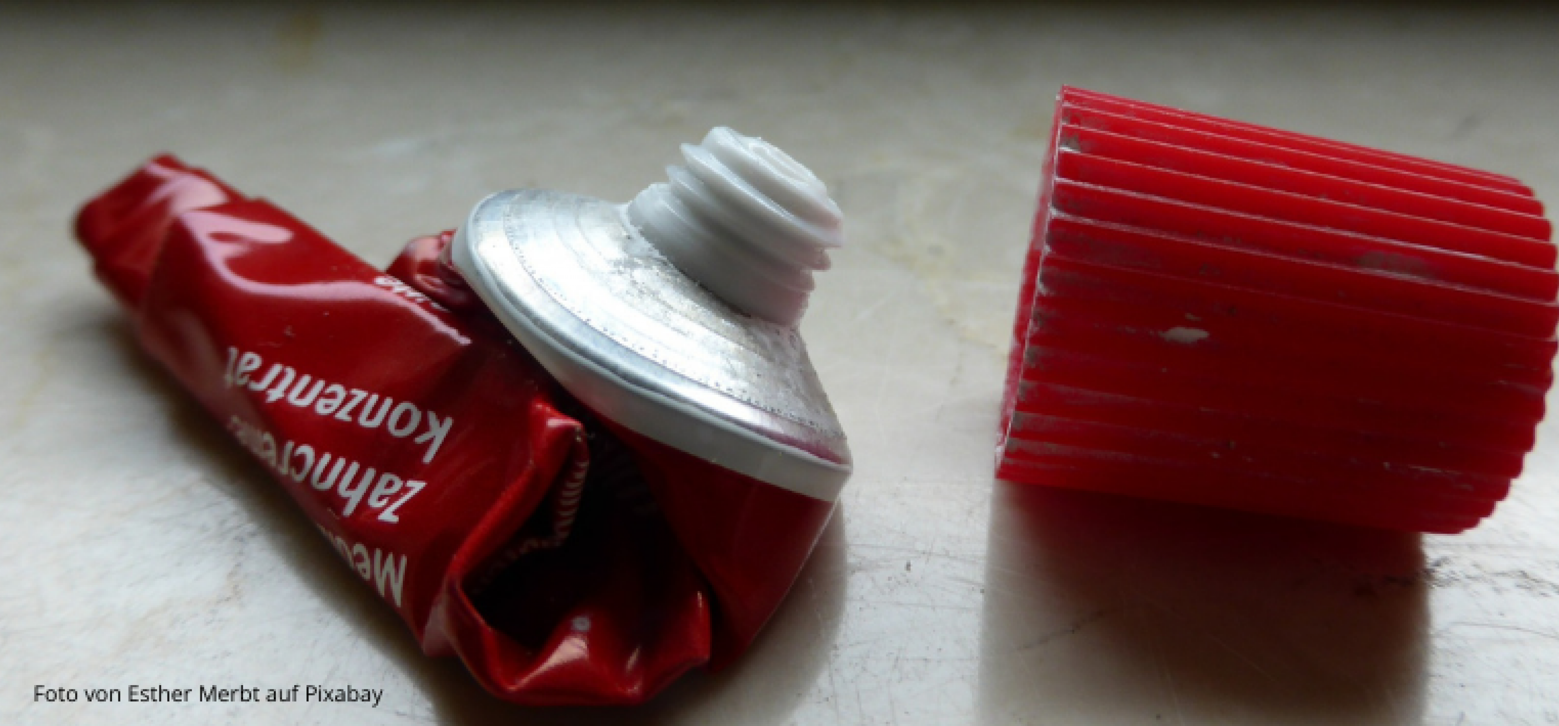 Bild einer offenen, leeren Zahnpastatube