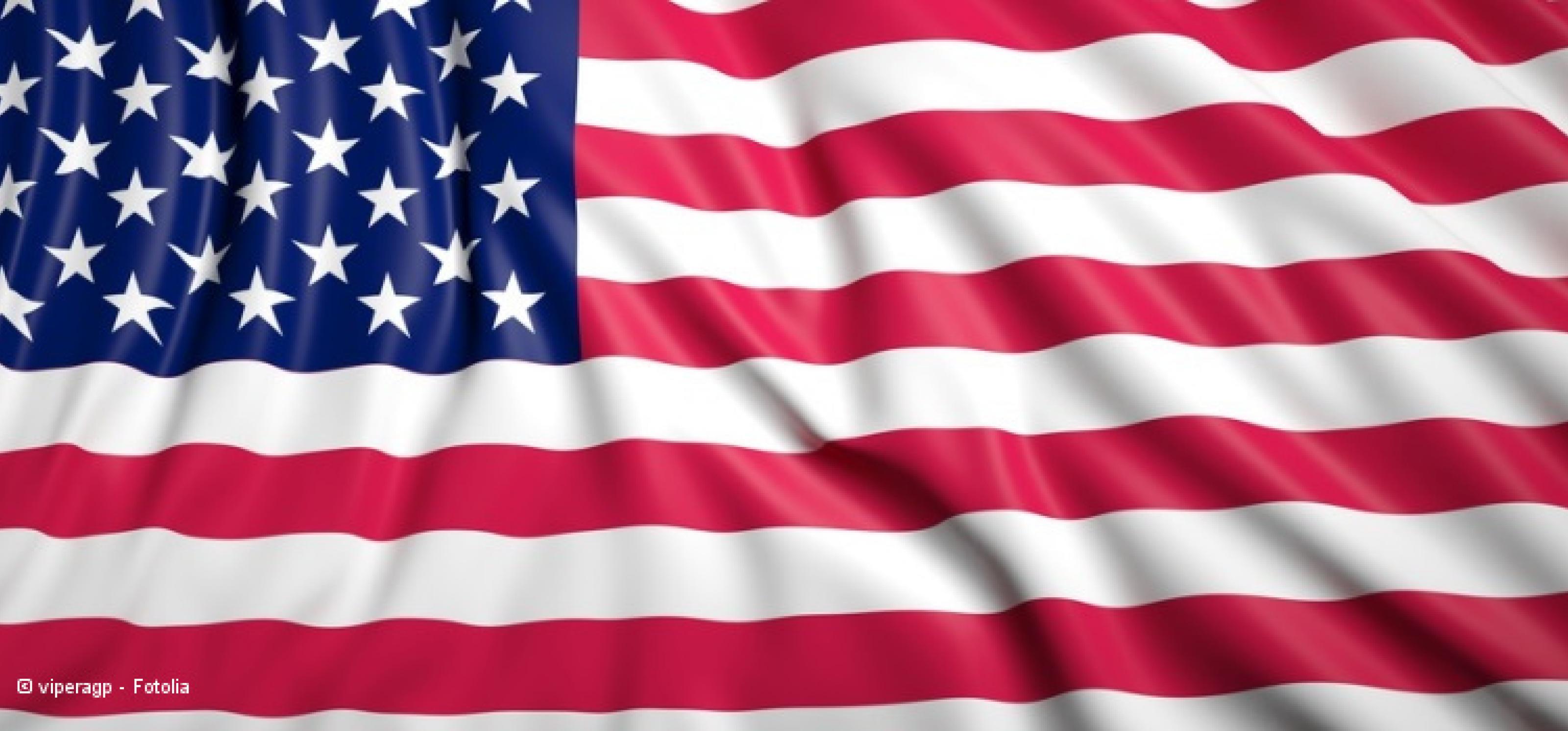 Flagge der USA mit Faltenwurf: rote und weiße Streifen und dazu links oben ein blaues Rechteck mit weißen Sternen