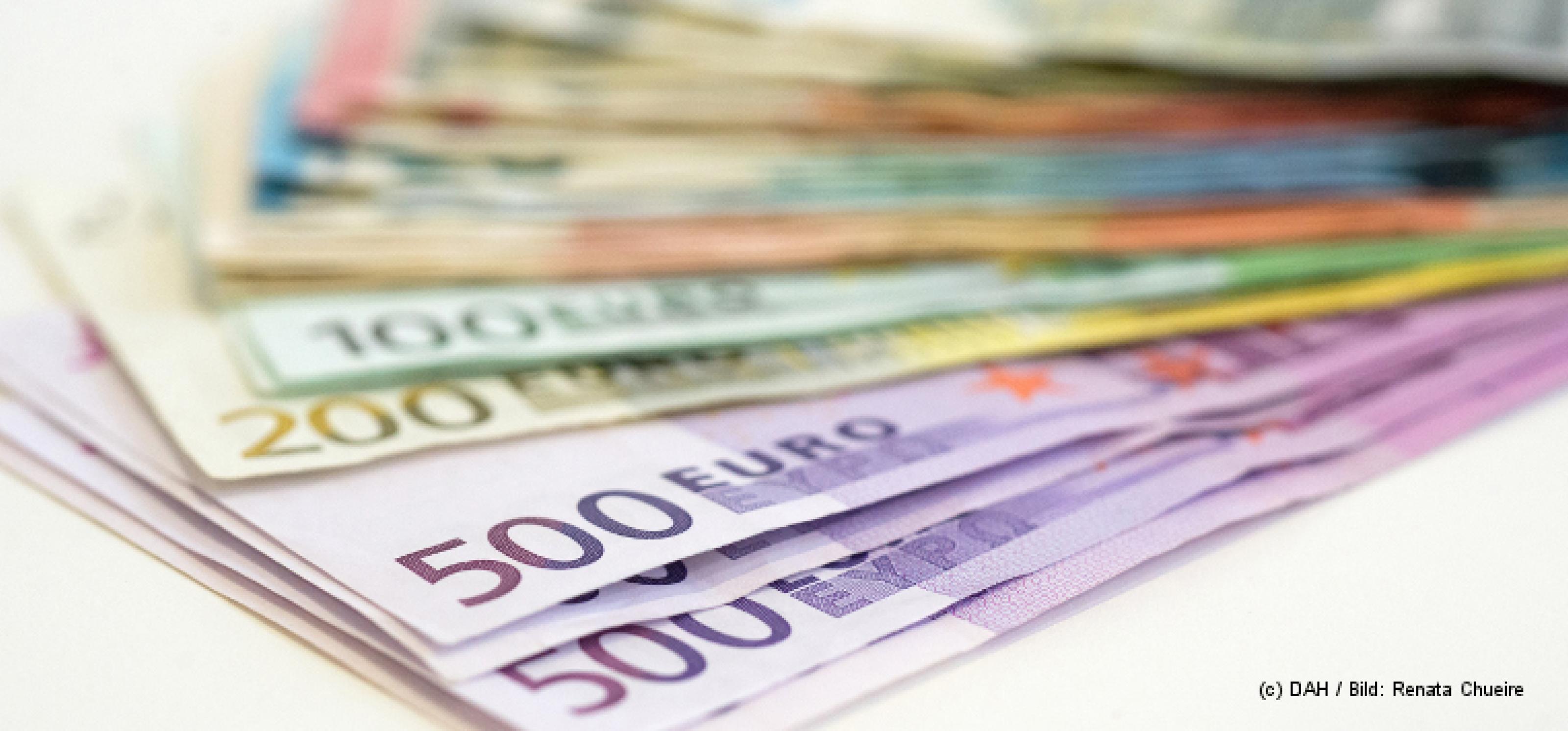 Aufgefecherte Euro-Geldscheine auf weißem Untergrund