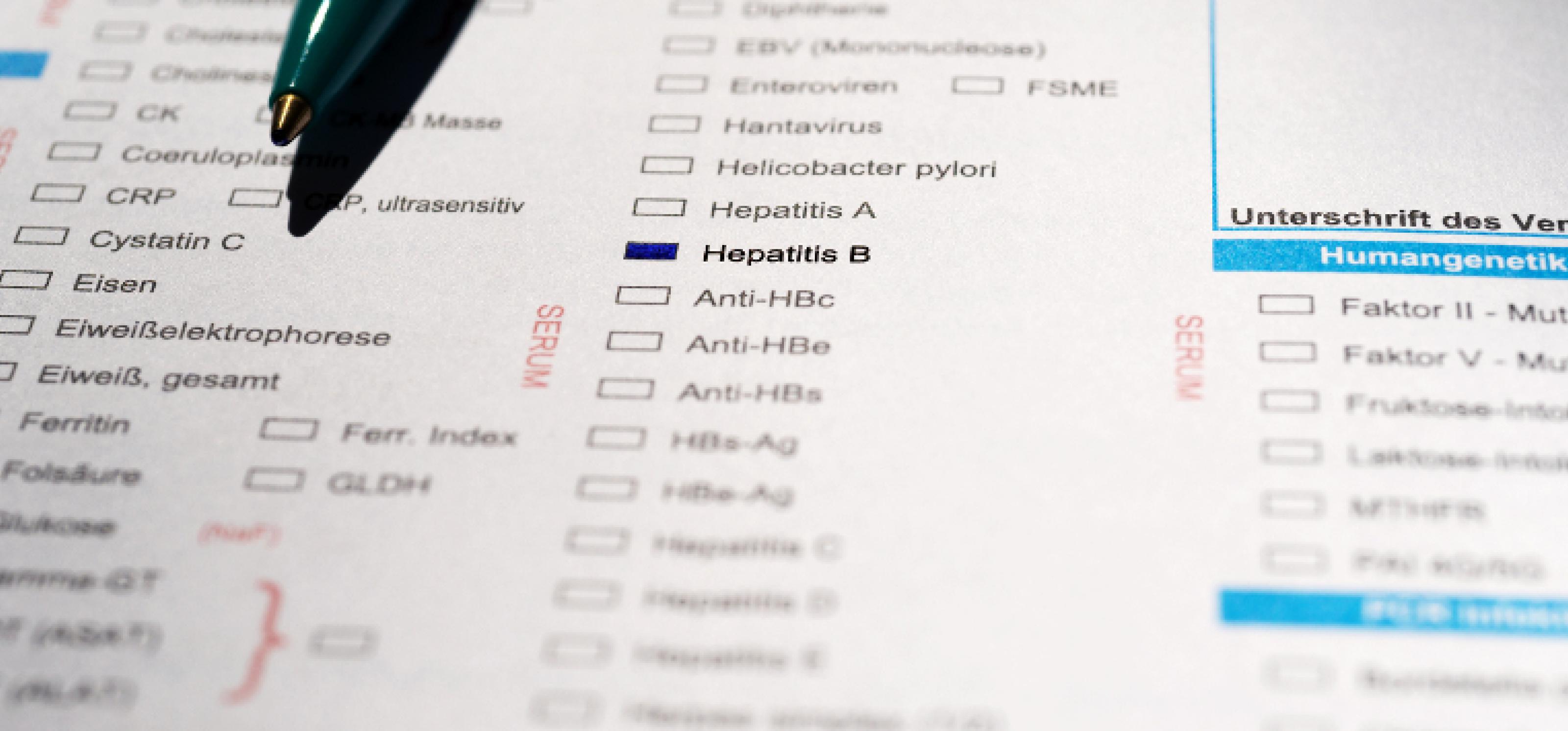 Auf einem Untersuchungsbogen ist der Schriftzug "Hepatitis B" blau markiert