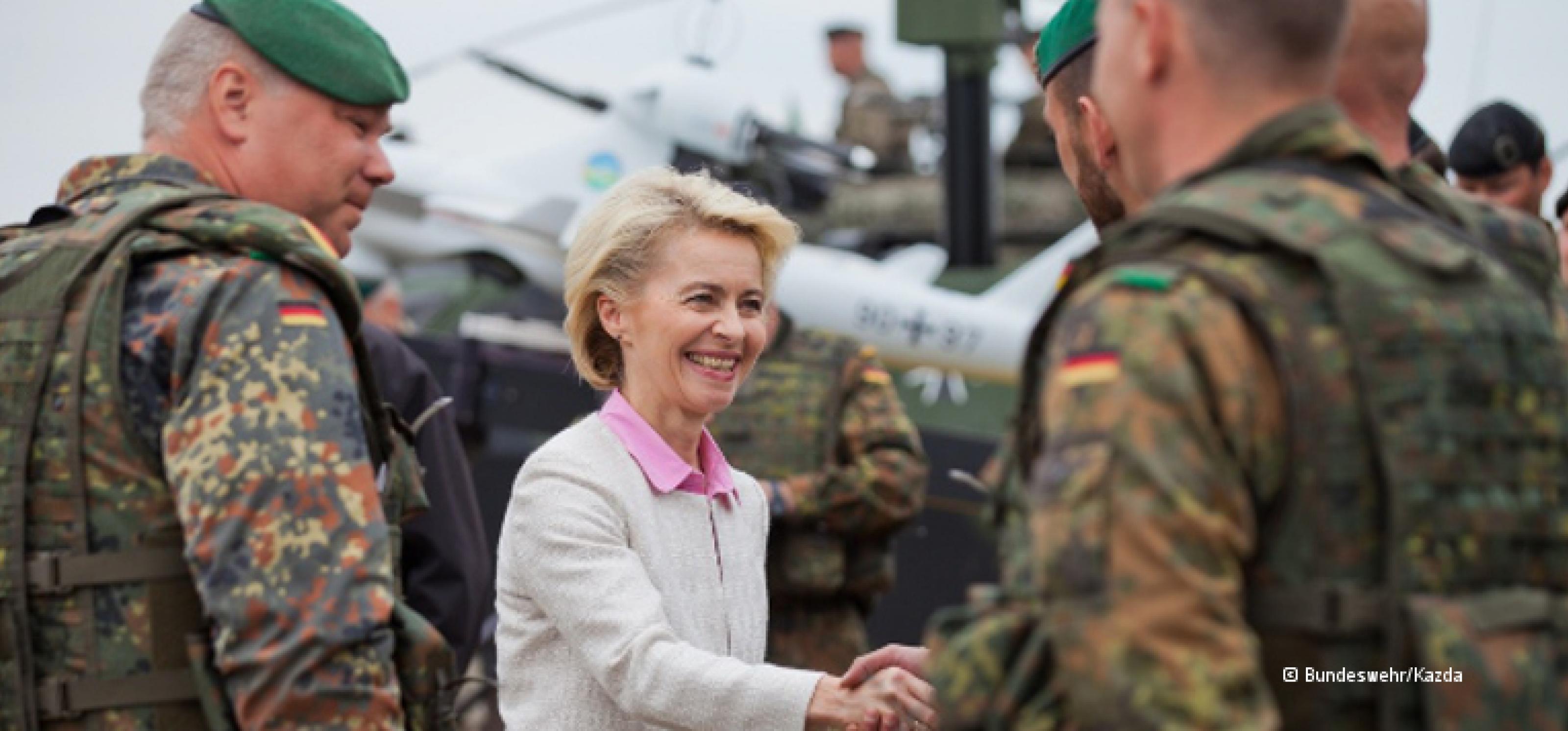 Bundesverteidigungsministerin Ursula von der Leyen schüttelt einigen Bundeswehrsoldaten die Hand.