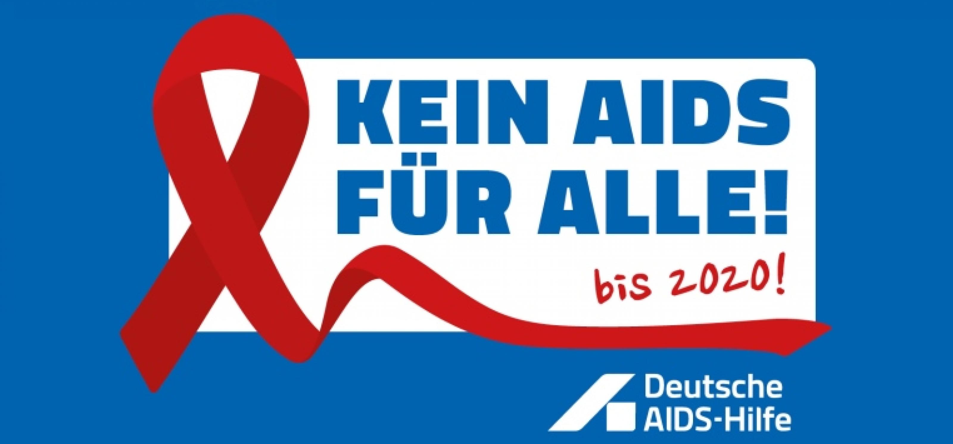Ein weißer Kasten auf blauem Hintergrund mit dem Text: Kein Aids für alle! Bis 2020! Daneben eine rote AIds-Schleife, darunter der Schriftzug der Deutschen AIDS-Hilfe in weiß
