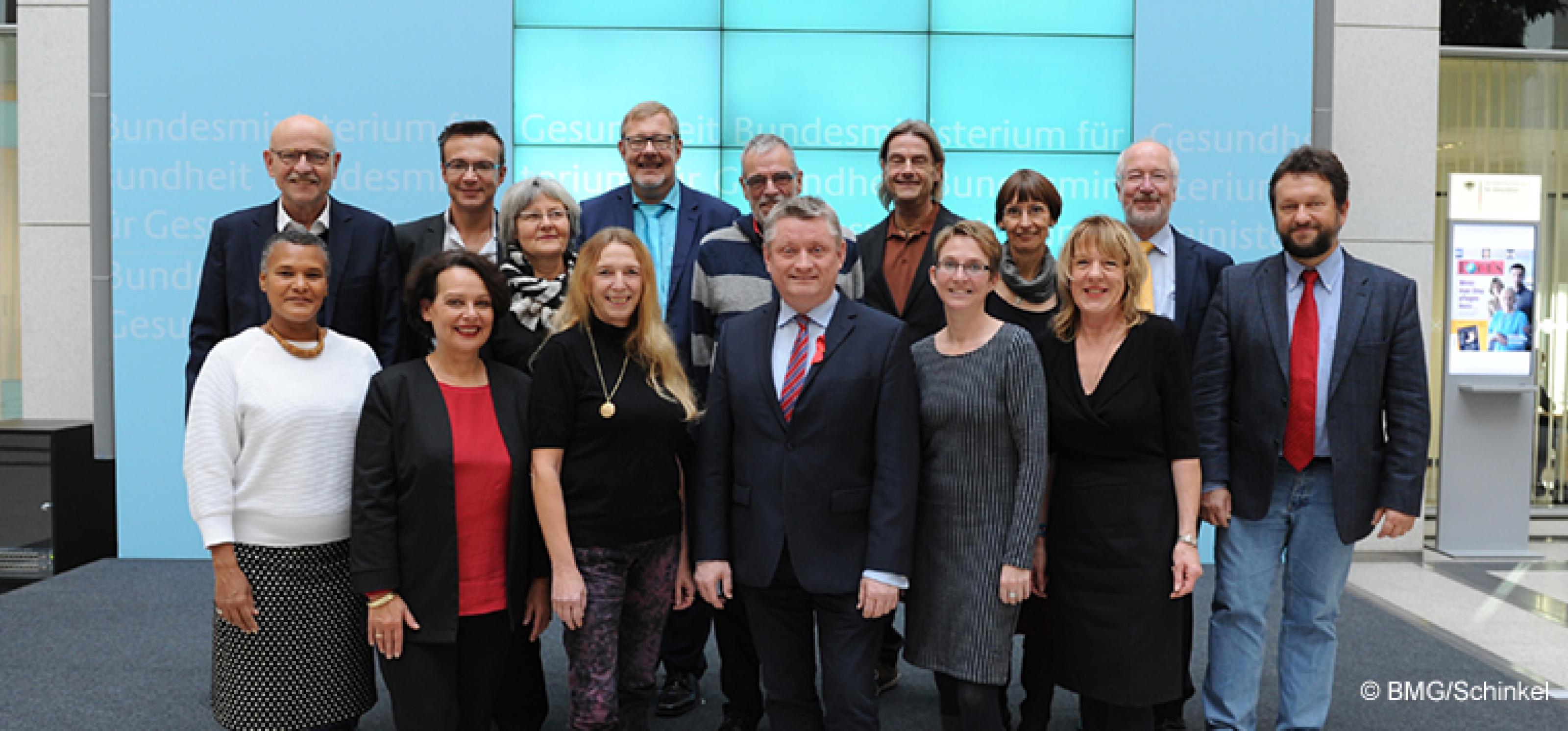 Bundesgesundheitsminister Hermann Gröhe mit den Mitgliedern des Nationalen AIDS-Beirats bei ihrer letzten gemeinsamen Sitzung am 21.11.2016.