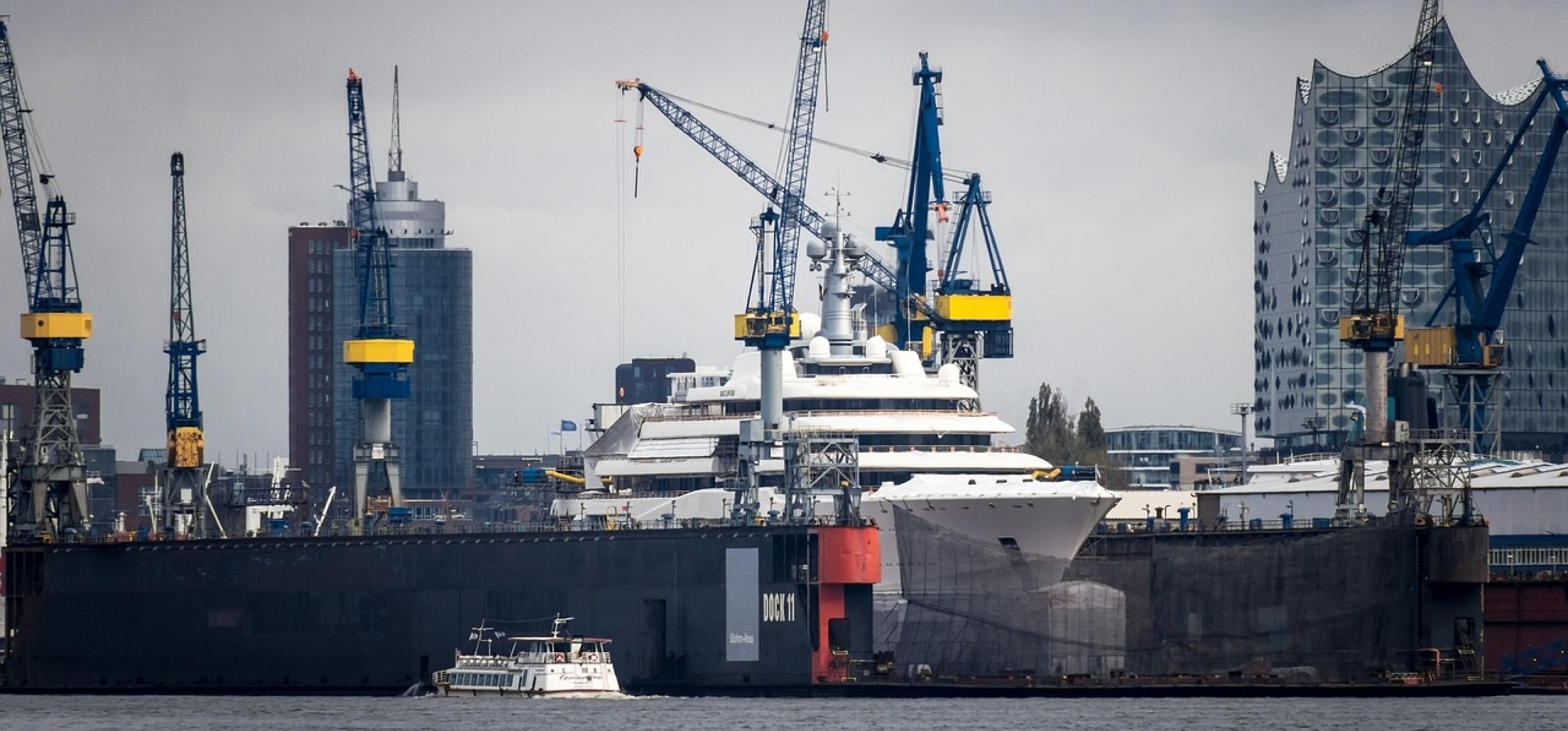Kräne und Schiffe am Hamburger Hafen, im Hintergrund die Elbphilharmonie