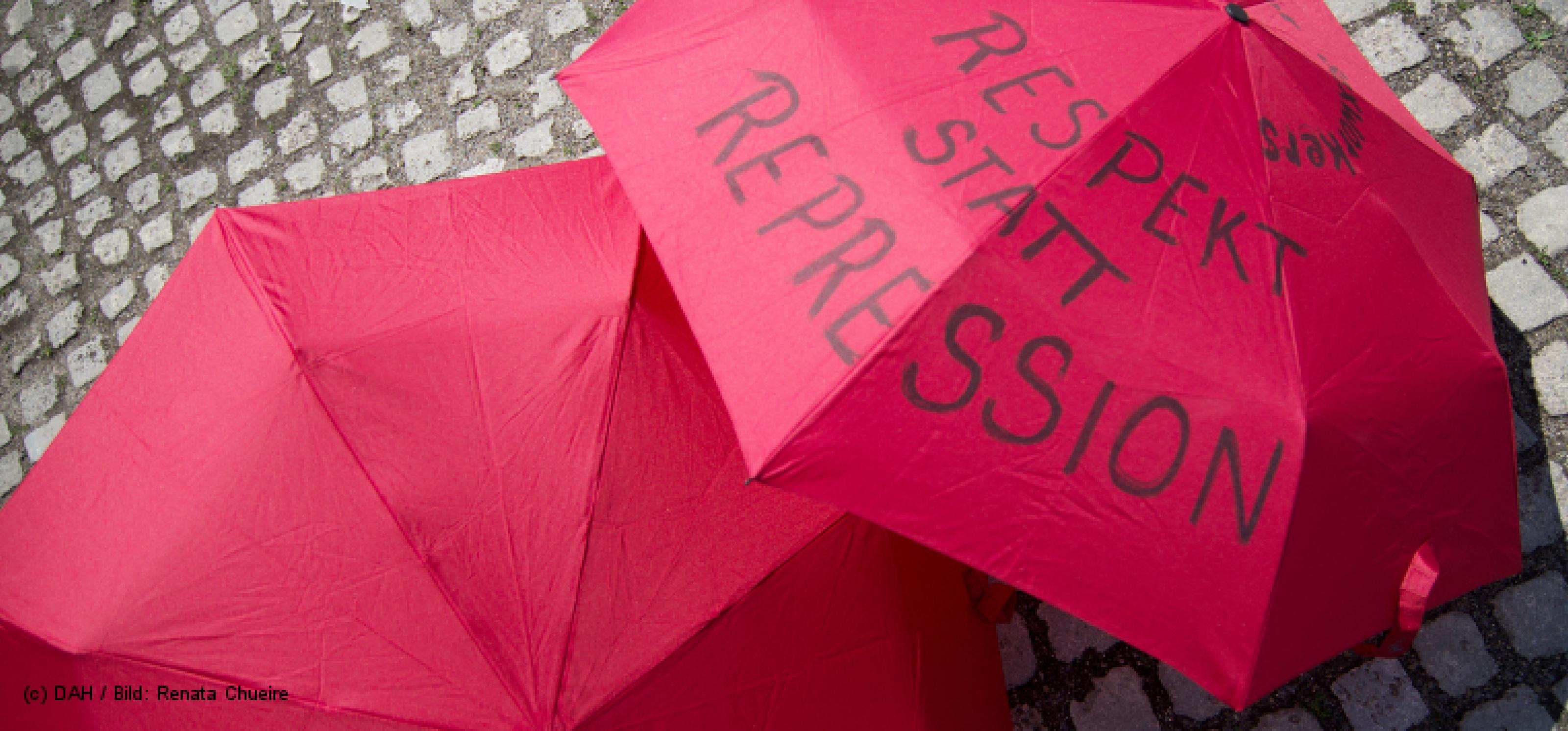 rote Regenschirme zum Protest