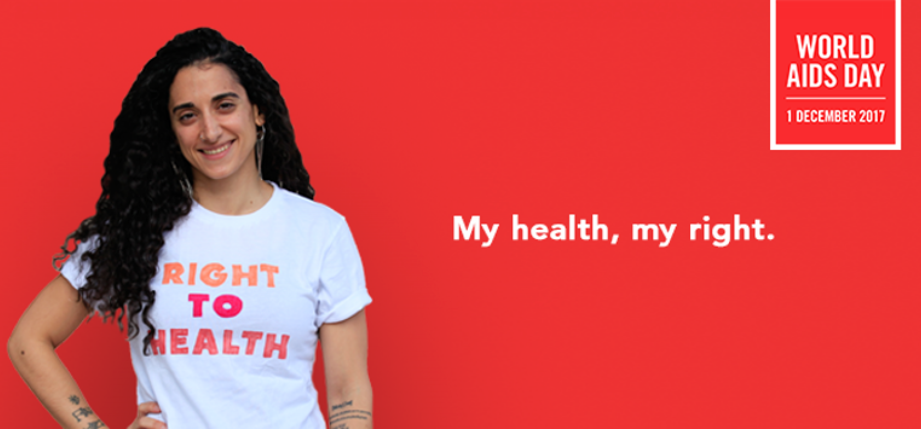 Eine Frau mit schwarzen langen Haaren und einem T-Shirt mit der Aufschrift "Right to health" vor rotem Hintergrund. Auf der roten Fläche steht der Schriftzug "My right, my health.", rechts oben in der Ecke der Schriftzug "World Aid Day. 1st December 2017."
